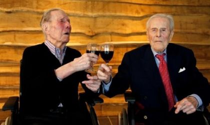 Белгийски близнаци – на 103, с чаша вино в ръка