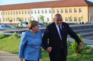 Блогария се шегува с Борисов като кавалер на Меркел