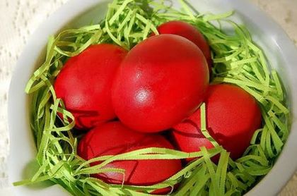 Довечера сложете червено яйце под възглавницата на детето! Ето защо...