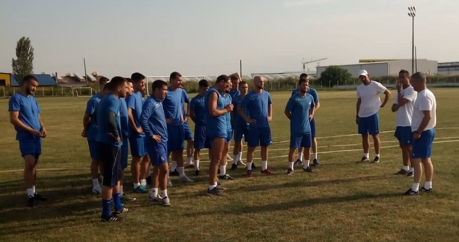 Спартак започна с 22-ма футболисти. Диян Божилов посочи кой е големият проблем и отправи апел към феновете (снимки)