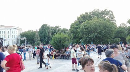 Пловдивачни започнаха да се трупат на площада за Деси Слава, Анелия, Галена, Фики, Галин, Борис Дали, Константин...
