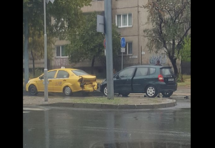Хонда се заби в такси в Кючука!