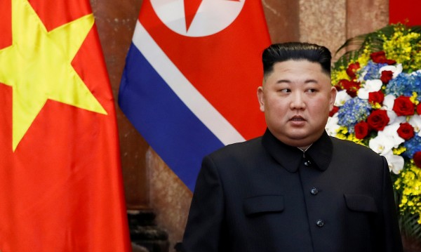 Малкият диктатор Ким – с ушички на Мики Маус и пистолет на колана