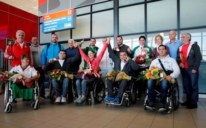 Посрещнаха параатлетите с цветя и специални поздрави от министър Кралев