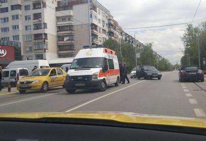 Кола помете брутално пешеходец в столичния 