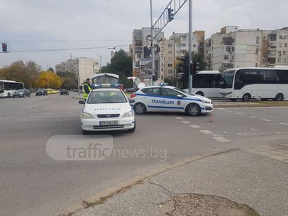 Майка и дете са блъснати от автобус в Пловдив! Жената лежи на земята (СНИМКИ)