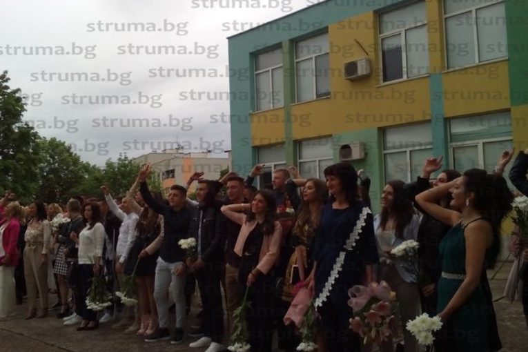 150-те абитуриенти на ПГИ седнаха на чиновете за последния час на класа
