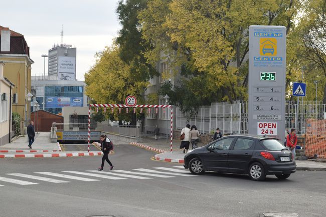 Отлична новина за бургазлии! Паркингът под пл. „Св.св Кирил и Методий“ безплатен за Никулден