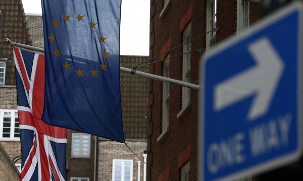 Защо пък не строг контрол над мигрантите, а не Brexit?