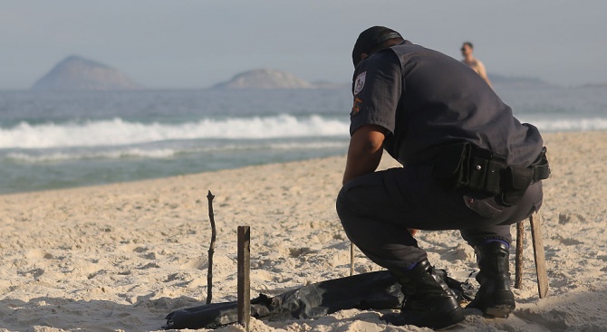 Полицай се хвърли в морето и спаси баща и 8-годишния му син, които се давели