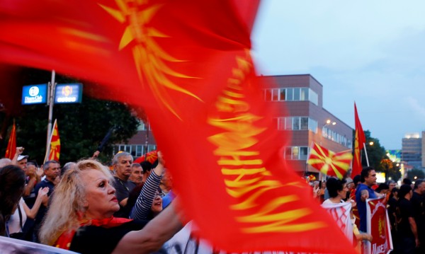 Протестна нощ в Скопие: 17 ранени при сблъсъците