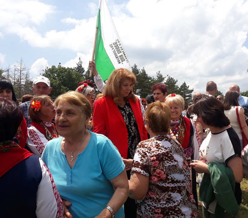 Вицепрезидентът Илияна Йотова на Илиева нива: Единението е най-голямата почит за паметта на тракийските деца