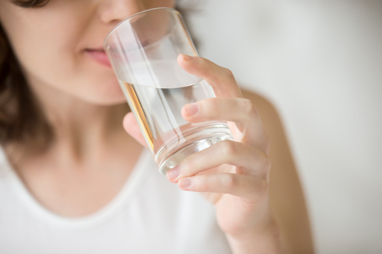 Диетолог обясни вредно ли е да се пие вода и други напитки, докато се яде?