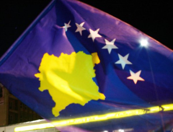 Стреляха с гранатомет по парламента в Косово