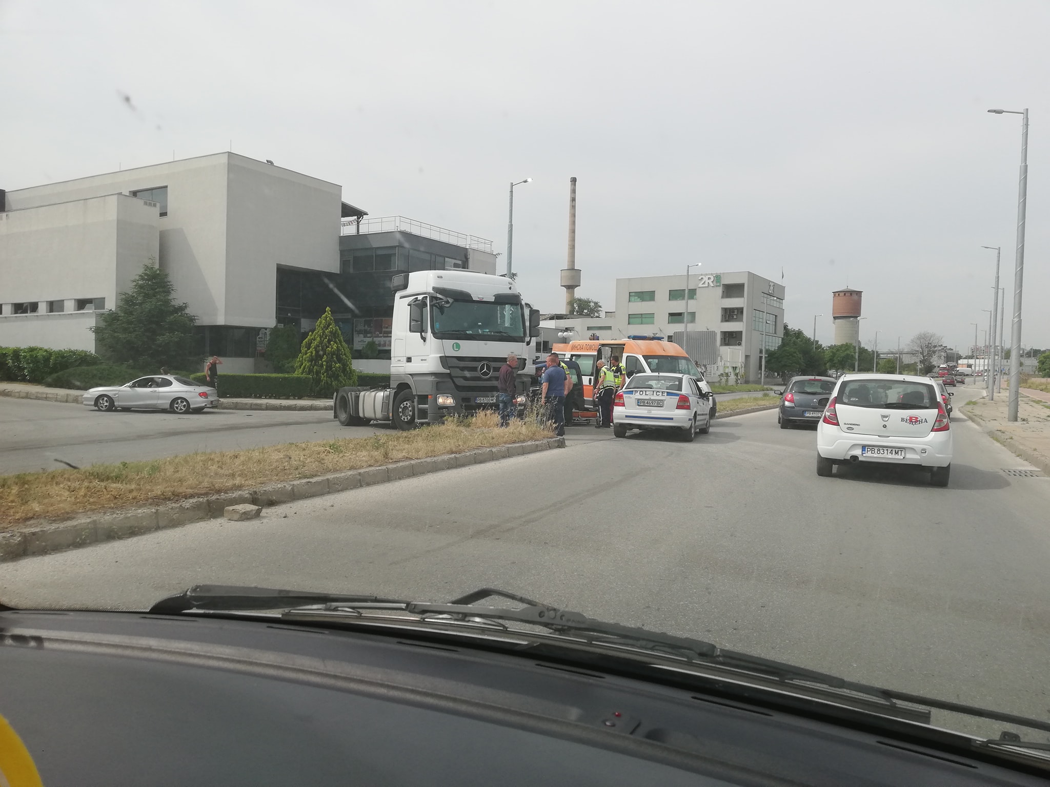 Кола и камион се удариха на пловдивски булевард, полиция и линейка са на място