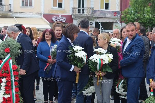Европейски избори 2019: Водачът на листата на БСП Елена Йончева и лидерът на партията Корнелия Нинова се преклониха пред Гоце Делчев в града, носещ името на революционера