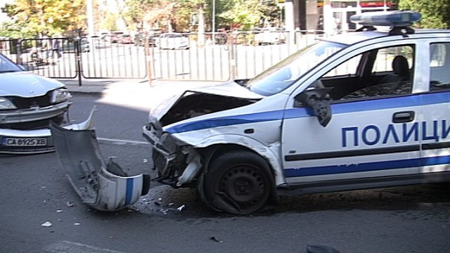 Карък! Млада шофьорка блъсна полицай и две патрулки