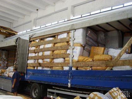 Десетки хиляди чифтове чорапи и ключодържатели с логото на известни марки спипаха на "Капитан Андреево" (СНИМКИ)