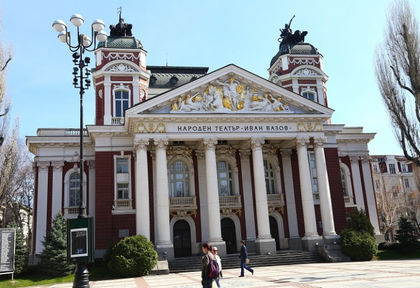 Софиянец шокира с това, което направи пред Народния театър (СНИМКА)