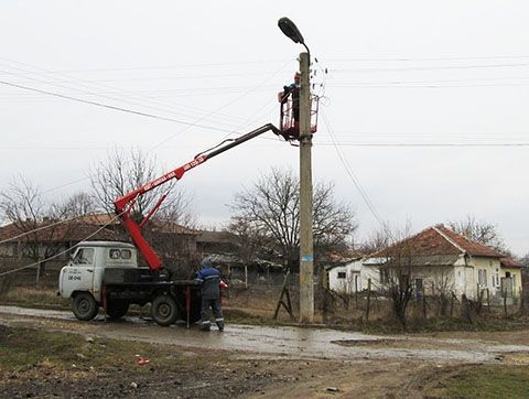 Внучка прикачи незаконно към мрежата къщата на дядо си