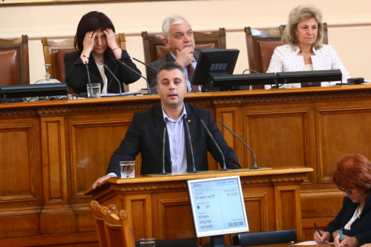 Зам.-председателят на ВМРО с горещ коментар за оставката на Цачева