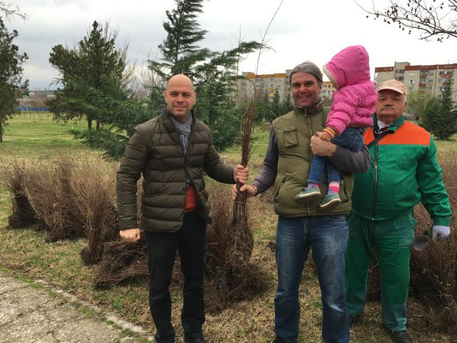 Раздадоха 10 000 храсти за облагородяването на „Тракия”