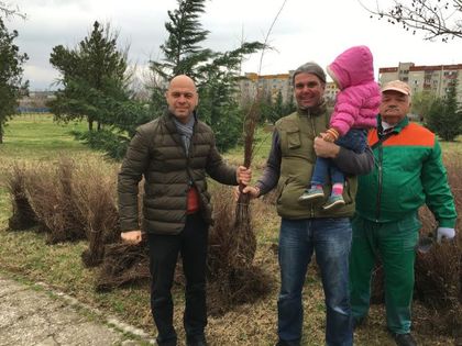 Раздадоха 10 000 храсти за облагородяването на „Тракия”