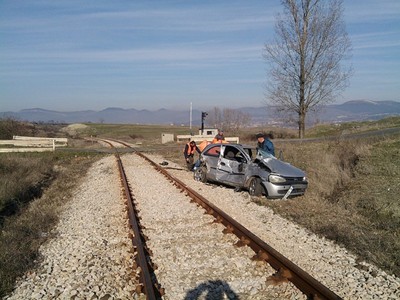 Шофьор се наниза във влак, опитал да премине при спуснати бариери