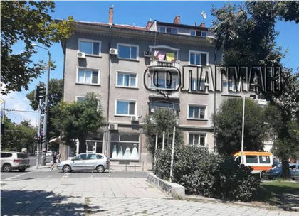 Извънредно! Полиция и линейка блокираха сграда в центъра на Бургас, откриха труп