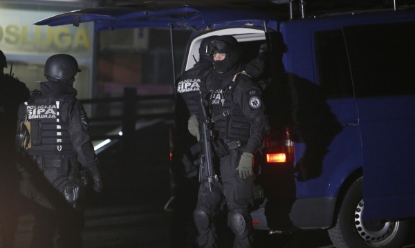Въоръжен мъж уби двама босненски войници в Сараево