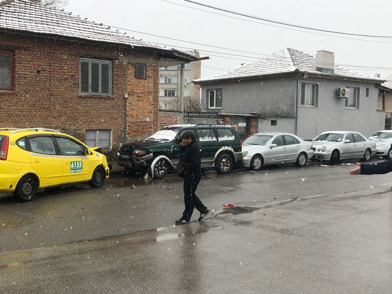 СНИМКИ: Шофьор на такси помля пет коли пред базата на Ботев в Коматево, карал с 20 км