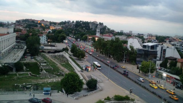 Дъжд се изсипва над Пловдив, не забравяйте чадъра