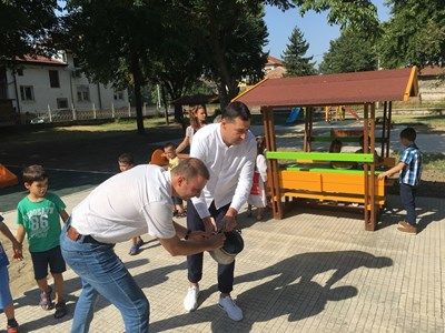 Откриха 5 детски площадки в пловдивския квартал