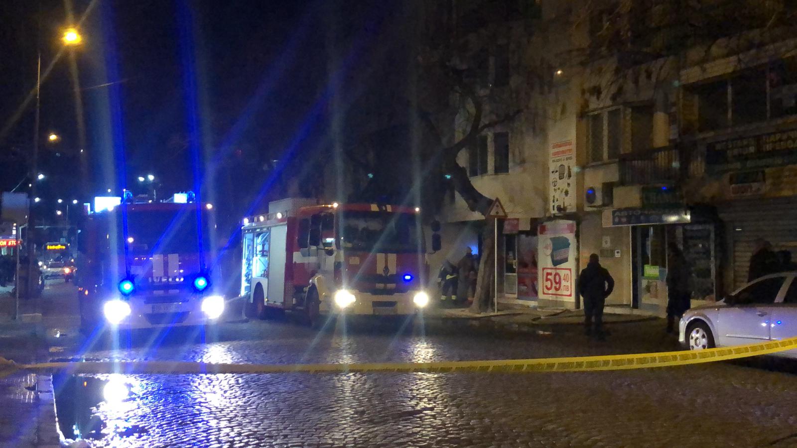 ЕКСКЛУЗИВНО ВИДЕО: Магазин на фойерверки се запали в Пловдив! Гърми през секунди!