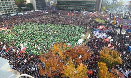 Огромно множество поиска оставката на южнокорейския президент