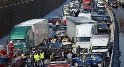 96 коли се сблъскаха при 4 верижни катастрофи в Абу Даби