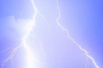 Мълния събори дърво на пътя до хотел в Пампорово