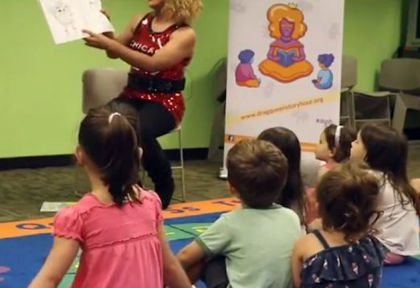 Какво ни готвят! Начервосан, китосан и с перука травестит преподава на 3-4 годишни дечица за... трансджендърите (СНИМКИ/ВИДЕО)