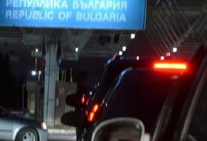 Бой на границата! Изнервени шофьори се налагат, полицаи гледат кротко сеир
