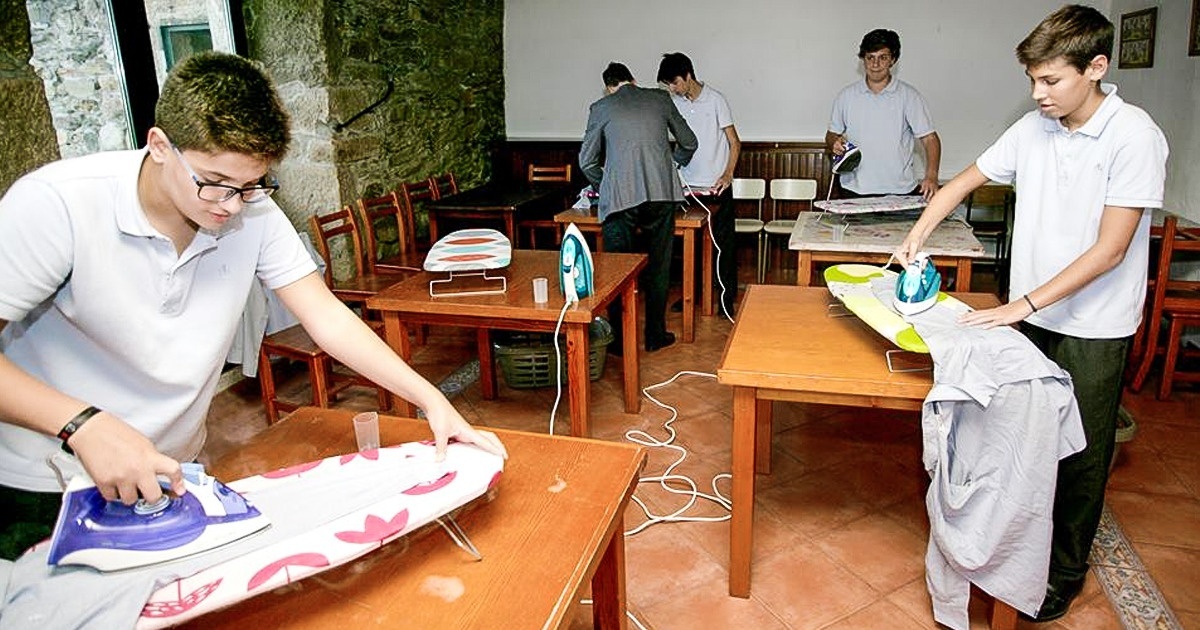 Испанско училище учи момчетата на домакинска работа