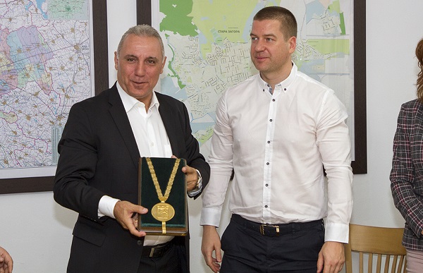 Стара Загора: Почетният гражданин Христо Стоичков ще помага за развитието на спорта в Стара Загора