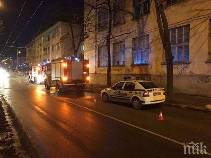 ИЗВЪНРЕДНО! Пламна изоставена печатница във Враца!