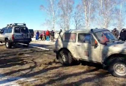 Битката на титаните! Land Cruiser срещу Niva (ВИДЕО)