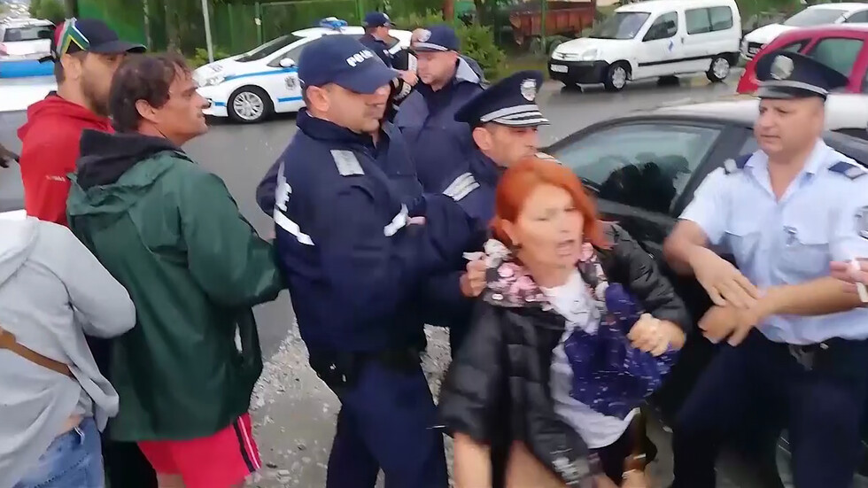 Полицаи задържаха мъж и жена заради протест на пътя, освиркаха ги ВИДЕО