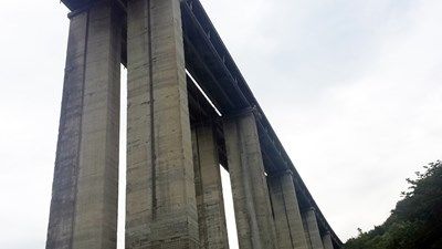 Млада жена скочи от най-високия виадукт на