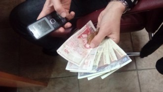 В бяла полиетиленова чанта жена даде на измамници 2000 лева