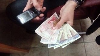 В бяла полиетиленова чанта жена даде на измамници 2000 лева