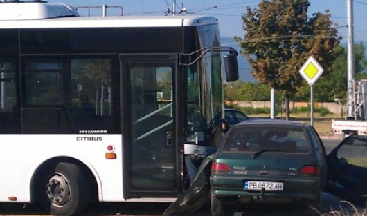 Катастрофа меджу автобус и кола в Кючука затапи булевард