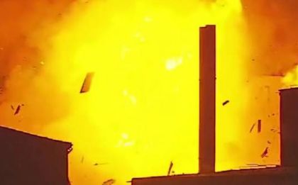 ВИДЕО: Експлозия в хлебозавод прекрати мач в Румъния