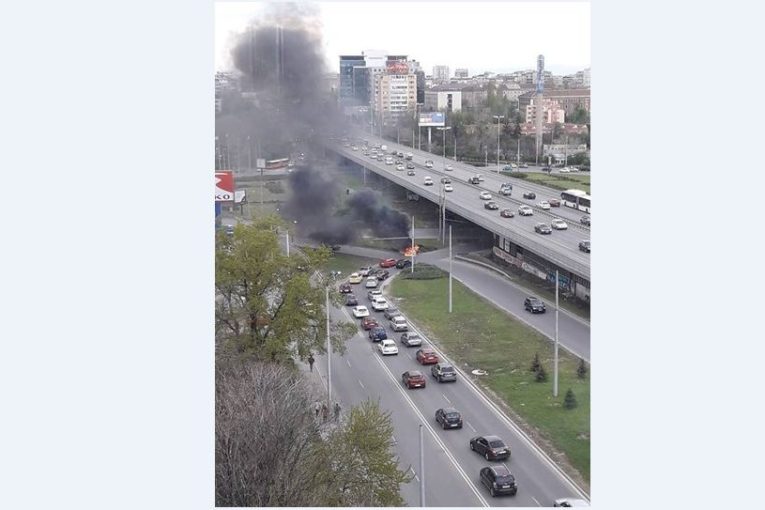 Кола пламна в движение, шофьорът с изгаряния по лицето